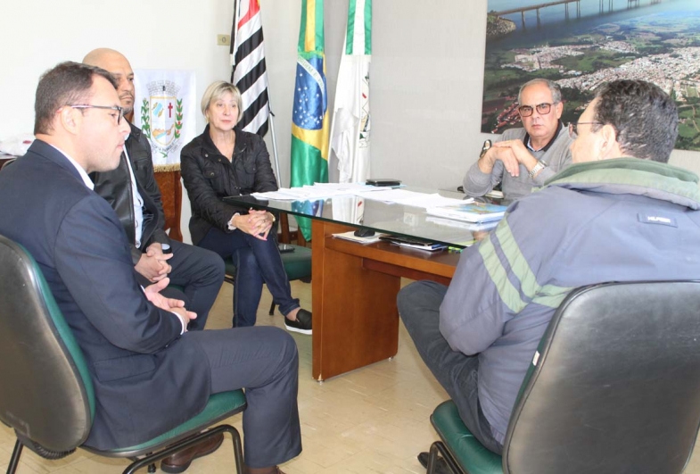 Victor, Bruno Guazzelli, vice-prefeita Célia, prefeito Marcão do Haras e o deputado Vitor Lippi