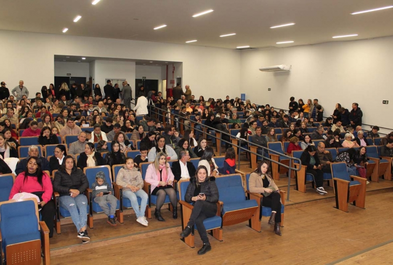O evento contou  com a presença de pais e responsáveis que lotaram o auditorio da escola Miguel de Góes para acompanhar a premiação