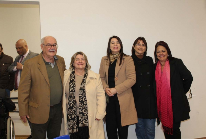 José Roberto Cimatti, mantenedor do Colégio Educacional de Fartura (CEFAR),  Viviane Baqueta, da diretoria da E.E. Monsenhor José Trombi, Eliane Socorro de Oliveira Almeida, diretora da E.E. Cel. Marc