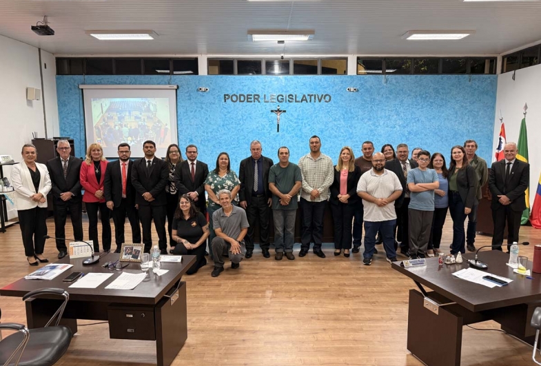 Autoridades durante homenagem