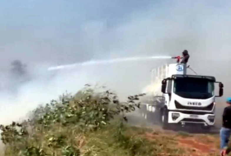 Brigada da prefeitura combate incêndio em área rural de Timburi