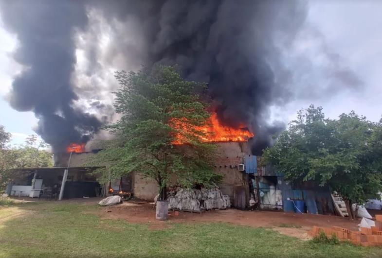 Incêndio de grandes proporções consome barracão de recicláveis