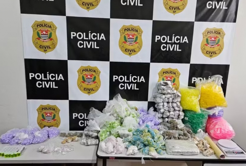 Suspeito joga drogas na rua durante tentativa de fuga e é detido após perseguição em Itapeva