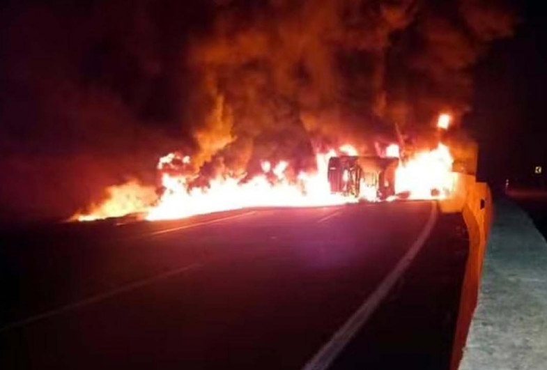 Caminhão-tanque com carga de resina capota e provoca incêndio em rodovia de Itararé