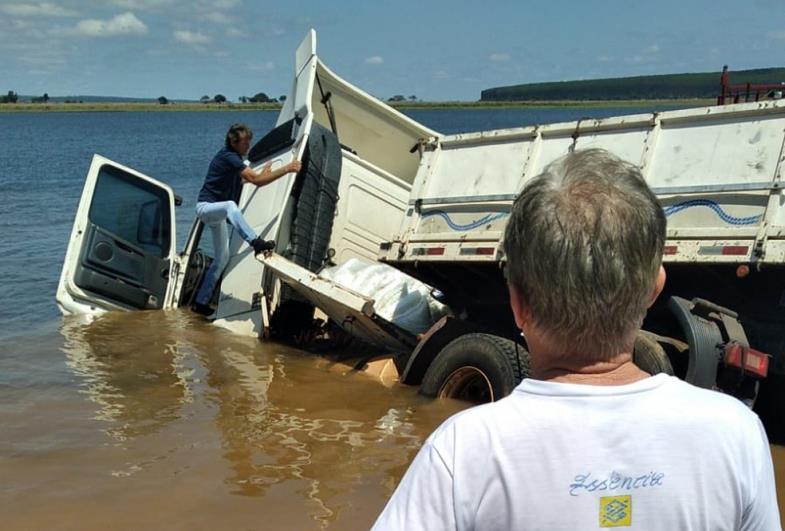 Carreta desgovernada passa a entrada de balsa e cai no Rio Paranapanema no interior de SP