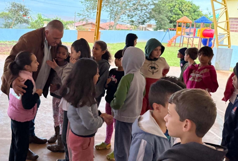 João recebeu o carinho das crianças na escola