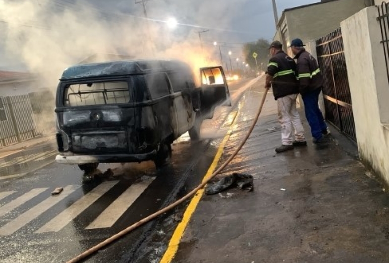 Kombi que transportava trabalhadores pega fogo no centro de Coronel Macedo