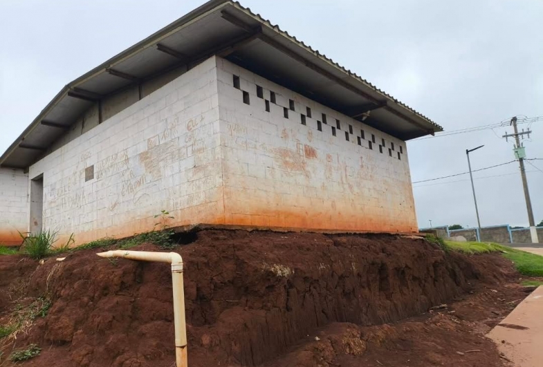 Prefeitura de Sarutaiá constrói muro de  contenção em praça do conjunto Francisco Lozano