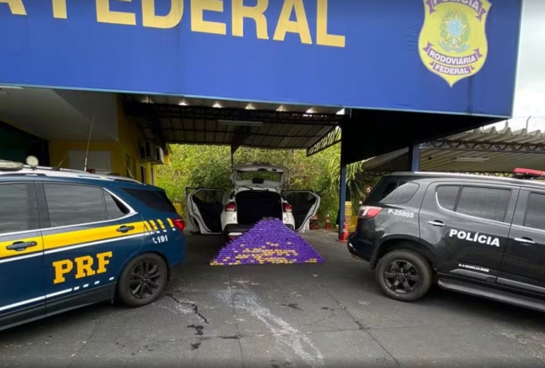 Polícia apreende carga de mais de 300 kg de maconha em veículo furtado 