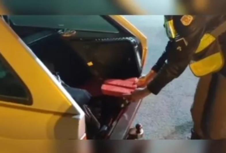 Homem é preso após polícia abordar carro e encontrar tijolos de maconha escondidos em mala