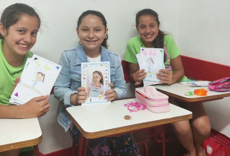 Maria Clara, Lívia e Maria Eloísa finalizando seus livros