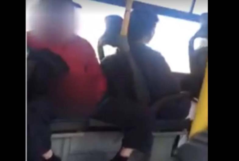 Polícia tenta identificar homem flagrado se masturbando dentro de ônibus do transporte coletivo de Marília