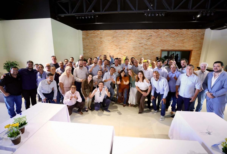 Mais de 30 prefeitos do sudoeste paulista reafirmam apoio aos deputados Maurício Neves e Simone Marquetto em encontro histórico