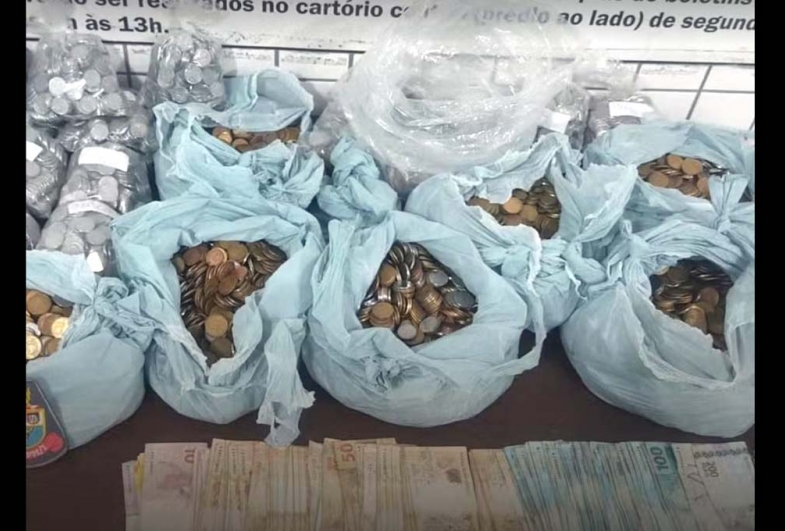 Homem é preso suspeito de estelionato e polícia apreende mais de R$ 15 mil em moedas
