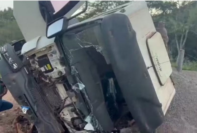 Motorista morre após caminhão tombar em área rural de Sarutaiá 