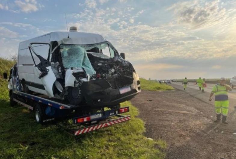 Motorista morre após bater furgão na traseira de caminhão