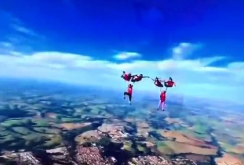 Outubro Rosa: mulheres paraquedistas se juntam para formação de 'laço' em salto em grupo