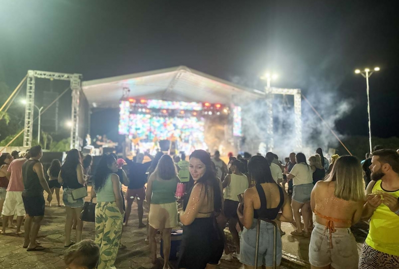 Carnavaré Folia 2026 movimentou a Orla do Balneário Costa Azul com noites animadas e matinês para as famílias
