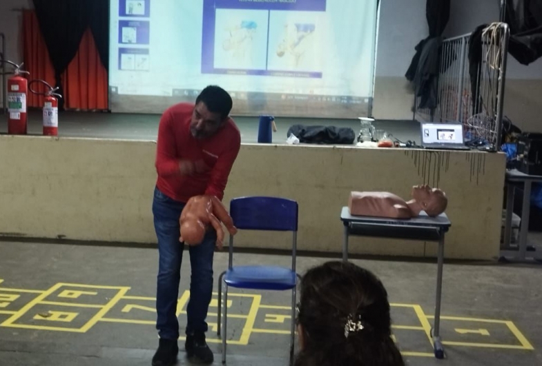 O instrutor ensinou ações de primeiros socorros