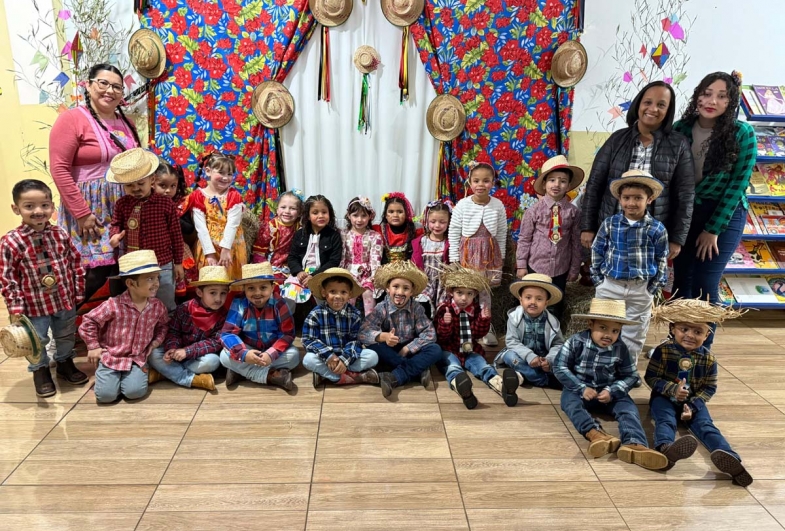 Os alunos também fizeram apresentações de quadrilha