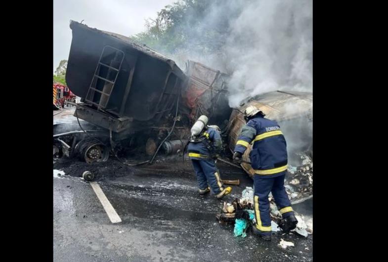 Acidente com 5 veículos deixa um morto e diversos feridos na PR-092 entre Joaquim Távora e Santo Antonio da Platina