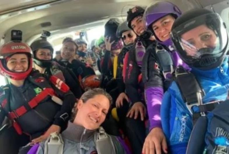 Com 37 atletas, paraquedistas batem recorde feminino em formação de queda livre para celebrar o 'Dia da Mulher'