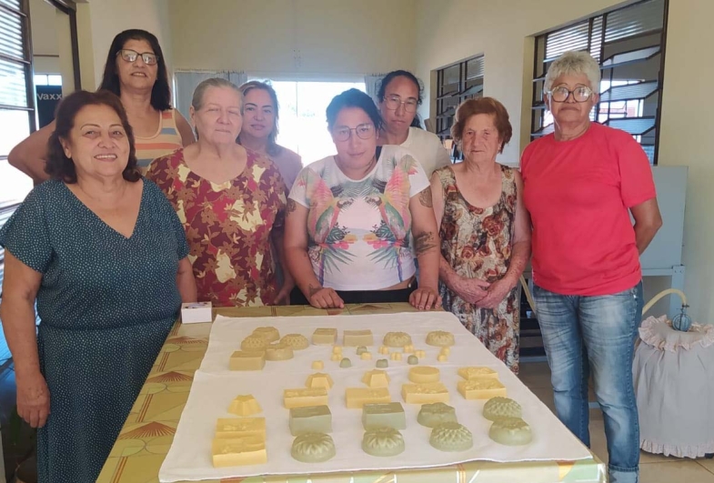 Curso de confecção de sabonetes incentiva aprendizado e geração de renda em Tejupá
