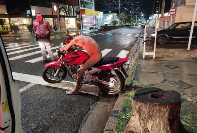 APÓS “DESFILAR” PELA CIDADE, PELADÃO É PRESO PELA POLÍCIA