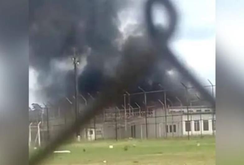 Galpão de penitenciária pega fogo e mobiliza bombeiros em Avaré