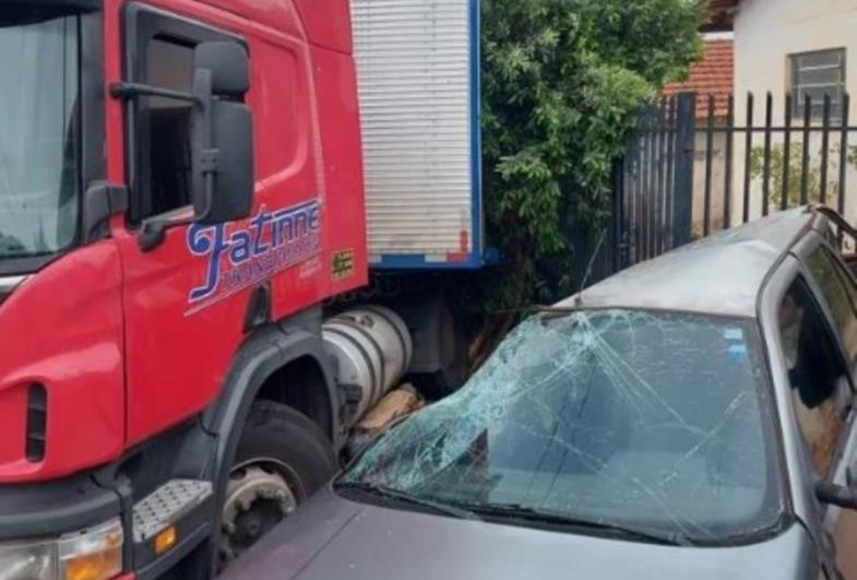 Após perder freio, carreta se envolve em batida com outros três carros e destrói casas