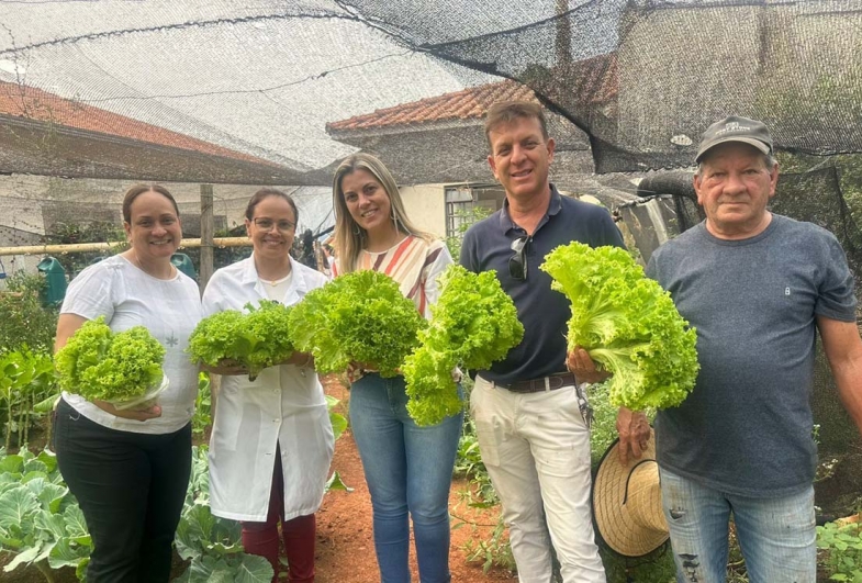 Alunos da Escola João Gobbo Sobrinho retornam na ESF Vila Clementina de Taguaí para colheita de hortaliças