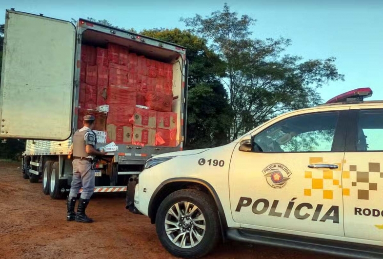 Caminhoneiro é preso com 250 mil maços de cigarros contrabandeados em rodovia de Piraju