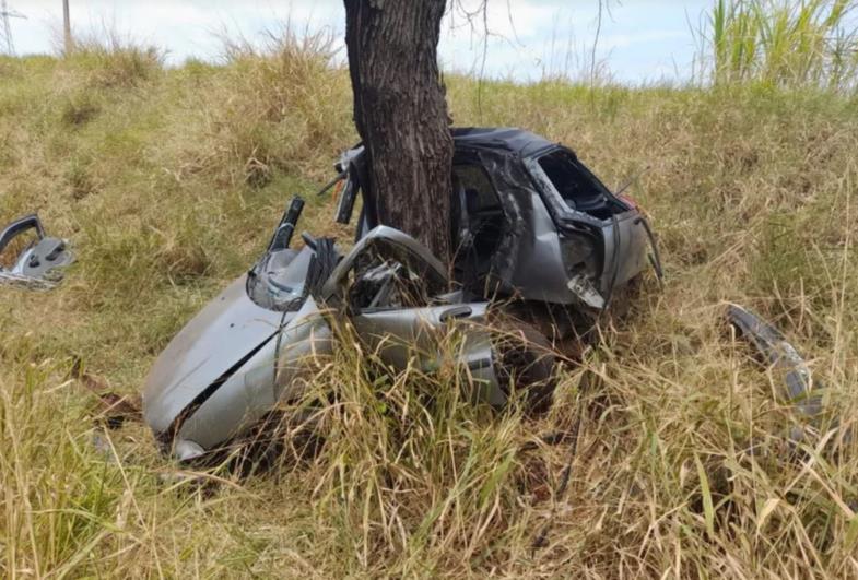 Homem morre após bater carro em árvore às margens da Rodovia Raposo Tavares em Piraju