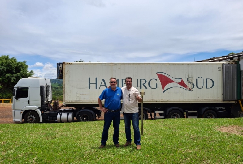 Plinio e o secretário Gerson em frente a um dos containers com produtos para exportação
