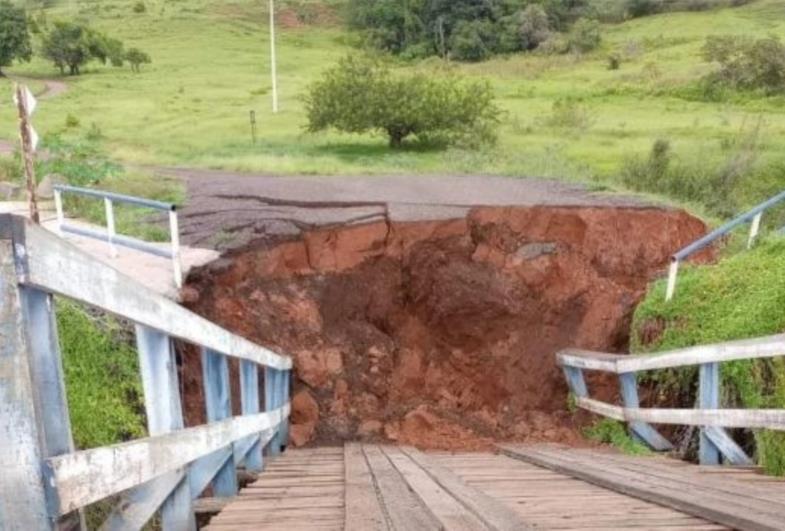 Ponte de estrada rural cede com a força da chuva 