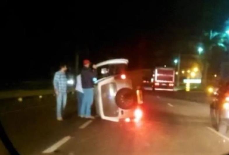 Bebê morre após ser lançado para fora de carro que capotou ao atingir moto