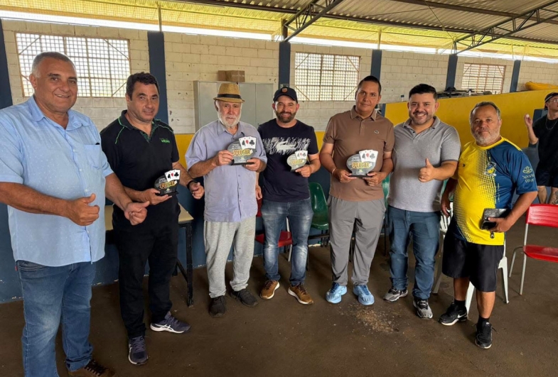 Prefeito João da Tapera, vereador Paulinho Silva, vereador  Diego Nunes, vereador Rodrigo Bogo e diretor de  esportes Rogério, entregando o prêmio a dupla  de terceiro lugar Antônio e Edvaldo