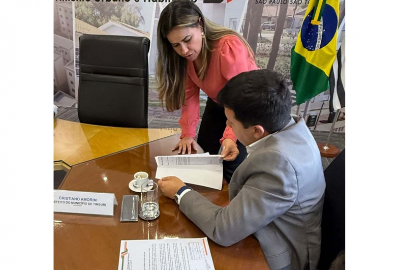 Prefeito Amorim assinando o protocolo da solicitação das casas populares