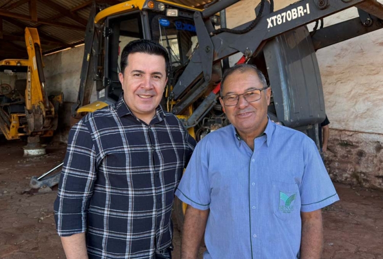Prefeito Cristiano Amorim com o instrutor Francisco do Senar