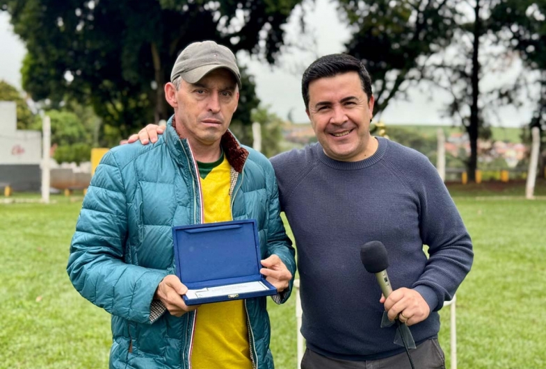 Prefeito Cristiano Amorim homenageia Maurício Bitencourt
