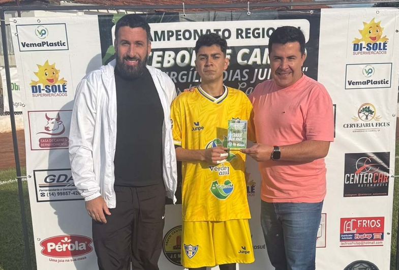 Prefeito de Bernardino Wilson e Cristiano Amorim entregando o troféu de destaque da partida ao goleiro Harrison de Timburi
