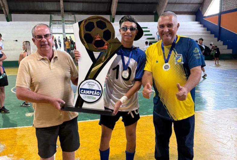 Prefeito de Fartura Marcão e prefeito  de Sarutaiá João da Tapera entregam o prêmio de campeão do Sub-16 para o capitão Gabriel