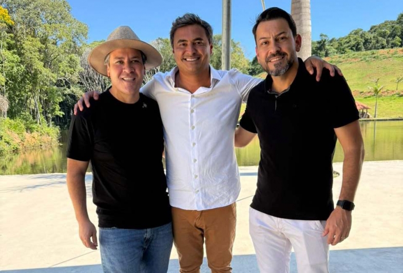 Prefeito de Ribeirão Branco Tuca Ribas, Maurício Neves  e vice-prefeito Lê