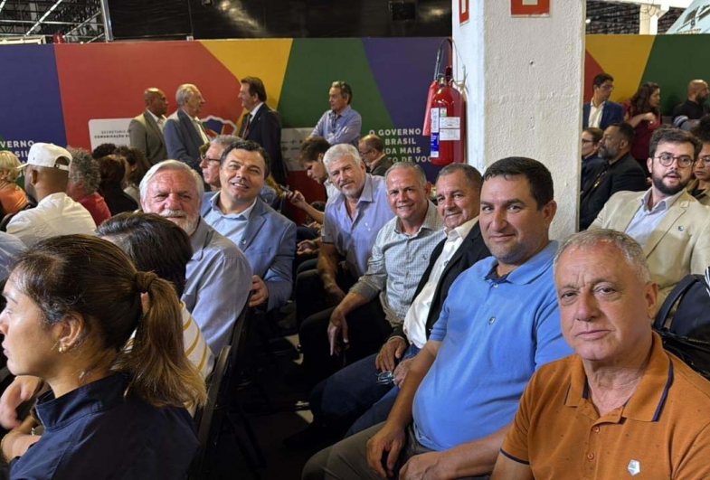 Prefeito de Tejupá Roberval de Oliveira com prefeitos da a região Sudoeste do Estado em evento com o Presidente Lula