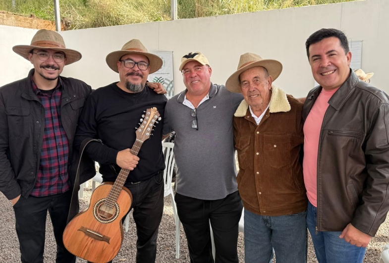 Prefeito Cristiano com Luiz Zurdo, os filhos Luiz Henrique  e Márcio Rodrigues e o neto Pedro Pazianoto