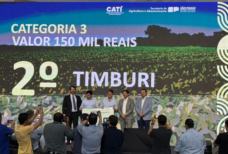 Prefeito de Timburi recebendo a premiação  das mãos do governador do estado