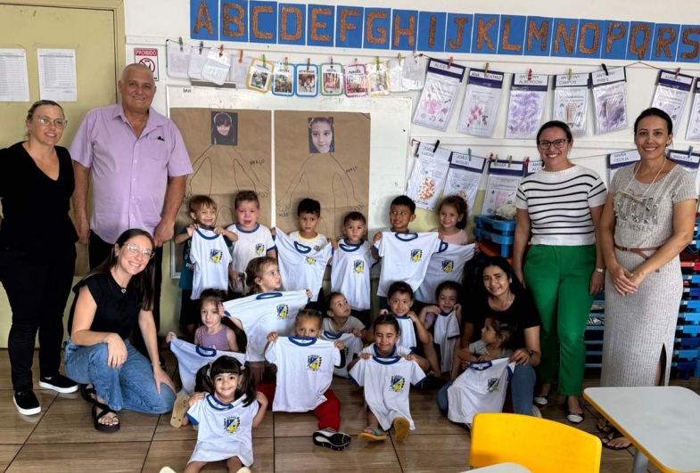 Prefeitura de Sarutaiá realiza entrega de uniformes para alunos da rede municipal de ensino