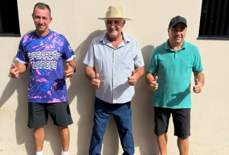 Prefeito João da Tapera ao lado de Joãozinho (equipe  Runners Superação) e do vereador Paulinho Silva