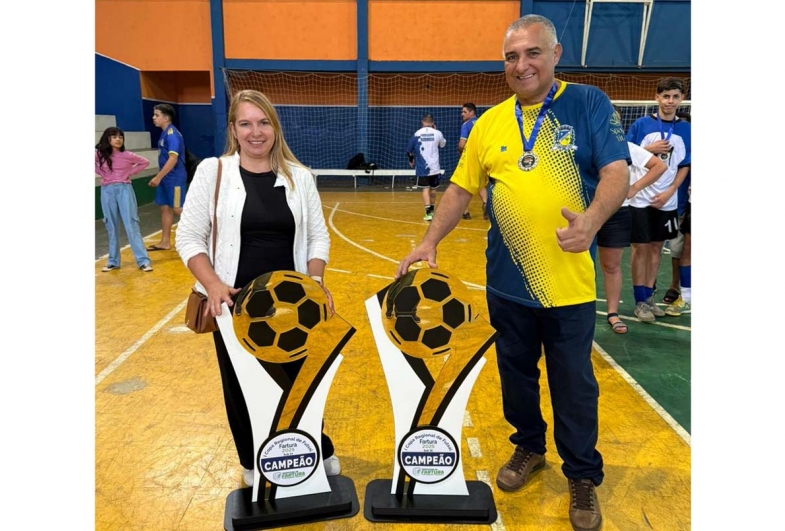 Prefeito João da Tapera e  primeira-dama Wilma com os troféus  de campeão das duas categorias
