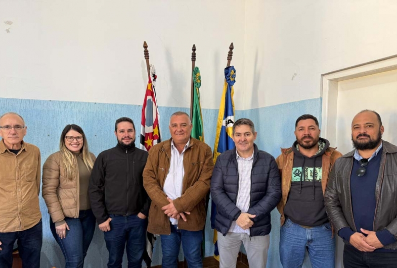 Prefeito João da Tapera, vice Gango, engenheiro Clayton junto aos técnicos do ITESP em reunião no gabinete